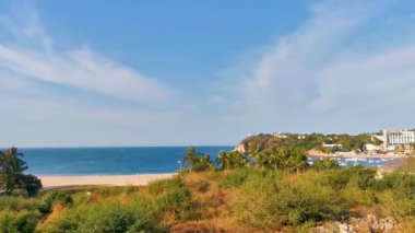 Güzel tropikal ve doğal şehir ve deniz manzarası Pasifik Okyanusu 'nun deniz manzarası palmiye ağaçları plajı ve Zicatela dalgaları..