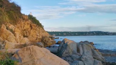 Mavi turkuaz su ve son derece güzel büyük sörfçü kayalıkları kayalar dağlar ve kayalar Zicatela Puerto Escondido Oaxaca 'daki plajlar.