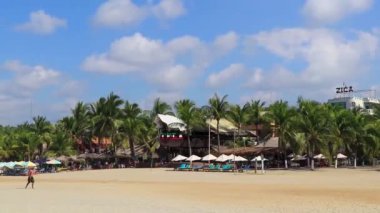 Puerto Escondido Oaxaca Meksika 16. Kasım 2022 Şemsiyeler Şemsiyeler, Meksikalılar 'ın Zicatela Puerto Escondido Oaxaca' daki tropikal plajlarında insanları kayalara ve dalgalara yatırır..