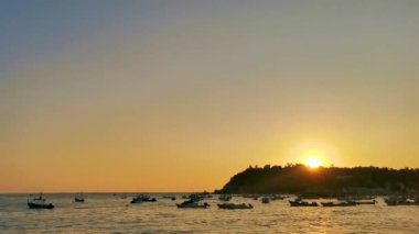 Güzel, göz kamaştırıcı, renkli ve altın sarısı günbatımı. Plajda sarı turuncu kırmızı, kayıklı büyük dalgalı manzara. Zicatela Puerto Escondido Oaxaca Meksika 'da tropikal doğada..