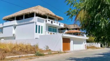 Lüks, güzel tropikal modern evler ve Bacocho Puerto Escondido Oaxaca Meksika 'daki oteller..