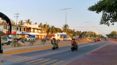 Yoğun cadde araçları trafik sıkışıklığı ve Zicatela Puerto Escondido Oaxaca Meksika 'da yerler.