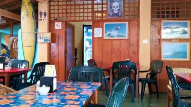 Puerto Escondido Oaxaca Meksika 20. Ocak 2023 Zicatela Puerto Escondido Oaxaca Meksika 'da inşa edilen ve içinde insanların bulunduğu ünlü Dans Cafe Deluxe restoranı..