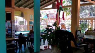 Puerto Escondido Oaxaca Meksika 20. Ocak 2023 Zicatela Puerto Escondido Oaxaca Meksika 'da inşa edilen ve içinde insanların bulunduğu ünlü Dans Cafe Deluxe restoranı..