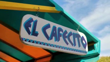 Zicatela Puerto Escondido Mexico 'da El Cafecito adında mavi-beyaz bir restoran..