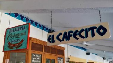 Zicatela Puerto Escondido Mexico 'da El Cafecito adında mavi-beyaz bir restoran..