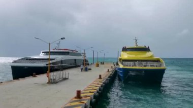 Playa del Carmen Quintana Roo Mexico 08. Temmuz 2024 Katamaran yatı Ultramar feribotu denizde ve tropik Meksika karayip plaj feribotu Cozumel adasından Playa del Carmen 'e
