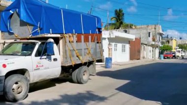 Playa del Carmen Quintana Roo Mexico 16. Mart 2021 Meksikalı kamyon nakliye kamyonları nakliye araçları Playa del Carmen Quintana Roo Mexico 'da.