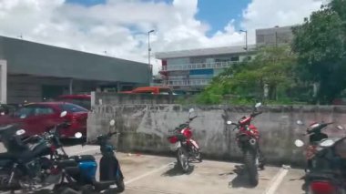 Tipik bir şehir yolu ve araba manzarası. Trafik restoranları, Quintana Roo Mexico 'daki Playa del Carmen' in insan ve binaları..