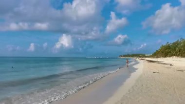 Playa del Carmen Mexico 'daki turkuaz mavi sularda yüzen insanlarla dolu tropik Meksika Karayip plajları ve denizleri..