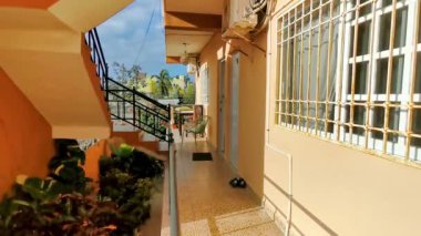 Playa del Carmen Quintana Roo Meksika 'daki tropikal sokak palmiyeleri ve şehir manzaralı balkon terasından manzara.