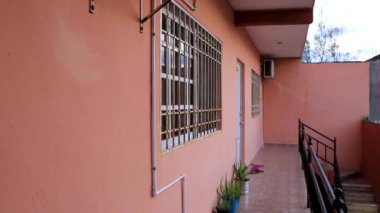 Playa del Carmen Quintana Roo Meksika 'daki tropikal sokak palmiyeleri ve şehir manzaralı balkon terasından manzara.