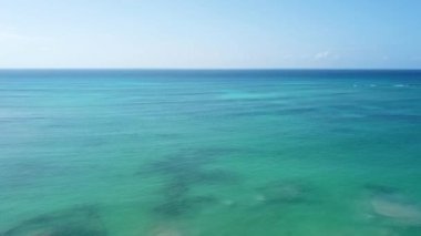 Mercan resifi Palancar deniz manzarası ve turkuaz yeşil ve mavi su ile Karayip deniz manzarası Playa del Carmen Quintana Roo Meksika 'da dalgalar.