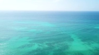 Mercan resifi Palancar deniz manzarası ve turkuaz yeşil ve mavi su ile Karayip deniz manzarası Playa del Carmen Quintana Roo Meksika 'da dalgalar.