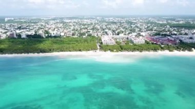 Mercan kayalıkları, deniz cangılı tropikal ormanlar ve Karayip plajları ve turkuaz yeşil ve mavi suyu Playa del Carmen Quintana Roo Meksika 'da olan şehir manzarası..