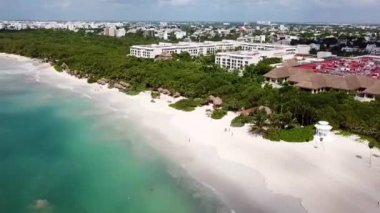 Playa del Carmen Quintana Roo Meksika 'da mercan resifi deniz manzarası ve turkuaz yeşil ve mavi sularla Karayip plajı manzarası.