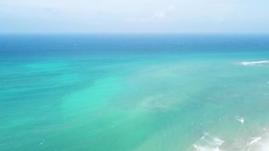 Mercan resifi deniz manzarası ve Playa del Carmen Mexico 'da turkuaz yeşil ve mavi sularla Karayip plajı manzarası..