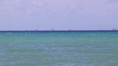 Playa del Carmen Quintana Roo Meksika 'daki berrak turkuaz mavi sularıyla Cozumel adasının muhteşem tropik Meksika deniz ve sahil manzarası manzarası.