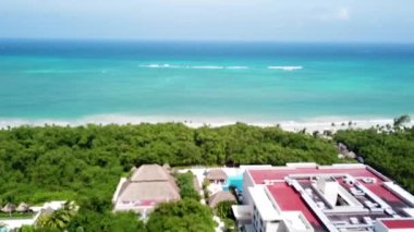 Playa del Carmen Quintana Roo Meksika 04. Temmuz 2024 Mercan resifi deniz manzarası ve Otel Paradisus 'un turkuaz yeşil ve mavi suyuyla Karayip plajı manzarası.