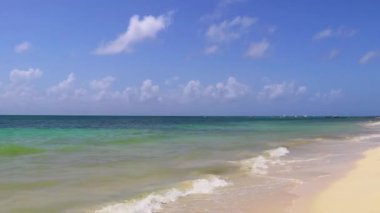 Playa del Carmen Meksika 'da turkuaz mavi su dalgaları ve beyaz kumla inanılmaz tropik Meksika Karayip plajı ve deniz manzarası manzarası..