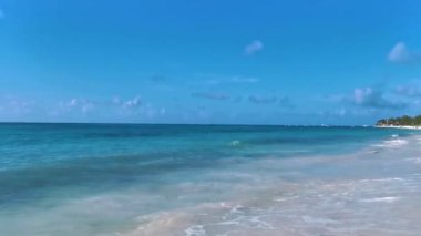 Playa del Carmen Meksika 'da turkuaz mavi su dalgaları ve beyaz kumla inanılmaz tropik Meksika Karayip plajı ve deniz manzarası manzarası..