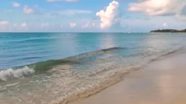Playa del Carmen Meksika 'da turkuaz mavi su dalgaları ve beyaz kumla inanılmaz tropik Meksika Karayip plajı ve deniz manzarası manzarası..