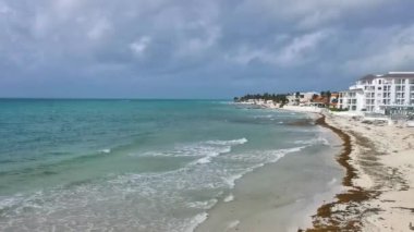 Şehir manzaralı, güneşli, tropik Karayip plajı ve denizi güneşli turkuaz su otelleri Playa del Carmen Meksika 'daki tatil beldeleri..