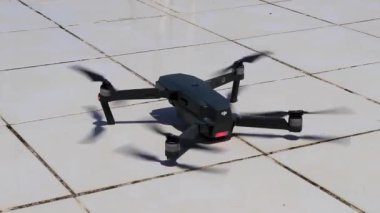 Playa del Carmen Quintana Roo Mexico 01. Temmuz 2024 Playa del Carmen Quintana Roo Meksika 'da beyaz zemin katta İHA başlatılıyor.