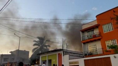 Playa del Carmen Quintana Roo Meksika 06. Haziran 2024 'te Playa del Carmen Quintana Roo Mexico' da ev yangını ve siyah dumanla yandı..
