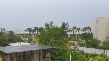 Playa del Carmen Quintana Roo Meksika 23. Haziran 2024 Şiddetli rüzgar fırtınası Beryl Kasırgası Şiddetli sağanak yağmur ve dramatik bulutlar.