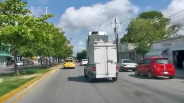 Playa del Carmen Quintana Roo Mexico 11. Temmuz 2024 Playa del Carmen Quintana Roo Meksiko 'da otoyol otoyolunda arabayla şehir içinden geçerken..
