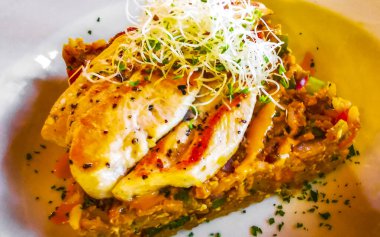 Playa del Carmen Quintana Roo Meksika 'da tavuklu sebzeli patates tabağı..