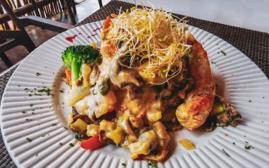 Playa del Carmen Quintana Roo Meksika 'da tavuklu sebzeli patates tabağı..