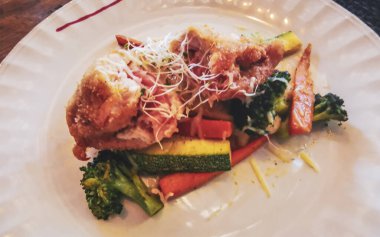 Playa del Carmen Quintana Roo Meksika 'da tavuklu sebzeli patates tabağı..