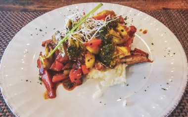 Playa del Carmen Quintana Roo Meksika 'da tavuklu sebzeli patates tabağı..