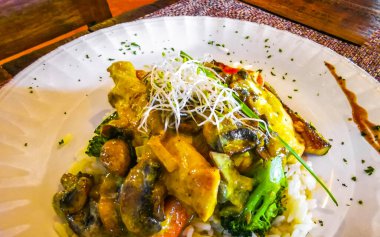 Playa del Carmen Quintana Roo Meksika 'da tavuklu sebzeli patates tabağı..