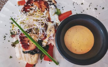 Playa del Carmen Quintana Roo Meksika 'da balık filetosu ve sebzeli patates tabağı..