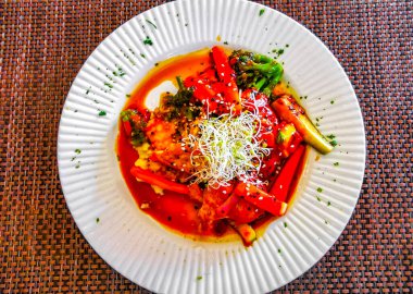 Playa del Carmen Quintana Roo Meksika 'da tavuklu sebzeli patates tabağı..