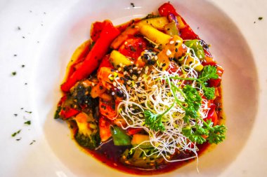 Playa del Carmen Quintana Roo Meksika 'da tavuklu sebzeli patates tabağı..