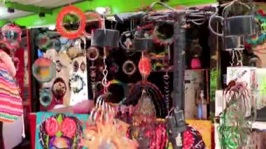 Playa del Carmen Quintana Roo Meksika 26 numara. Mart 2021 Meksikalılar ve Maya hatıraları Playa del Carmen Quintana Roo Meksika 'daki La Quinta Avenida turistik caddesindeki dükkanda..