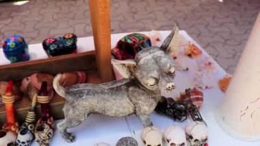 Playa del Carmen Quintana Roo Meksika 26 numara. Mart 2021 Meksikalılar ve Maya hatıraları Playa del Carmen Quintana Roo Meksika 'daki La Quinta Avenida turistik caddesindeki dükkanda..