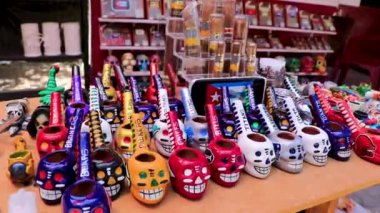 Playa del Carmen Quintana Roo Meksika 26 numara. Mart 2021 Meksikalılar ve Maya hatıraları Playa del Carmen Quintana Roo Meksika 'daki La Quinta Avenida turistik caddesindeki dükkanda..