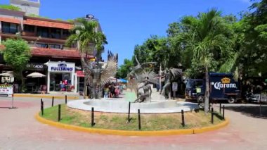 Maya, Playa del Carmen Quintana Roo Mexico 'daki turist caddesinde heykeller görüyor..