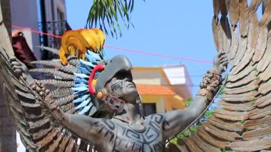 Maya, Playa del Carmen Quintana Roo Mexico 'daki turist caddesinde heykeller görüyor..