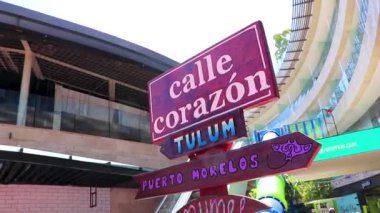 Playa del Carmen Quintana Roo Meksika 'daki Calle Corazon Heart Caddesi' ne renkli yön işaretleri.