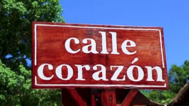 Playa del Carmen Quintana Roo Meksika 'daki Calle Corazon Heart Caddesi' ne renkli yön işaretleri.