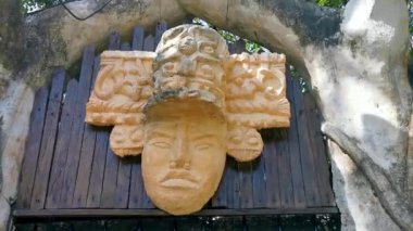 Maya maskeli figürü Playa del Carmen Quintana Roo Meksika 'nın girişinde..