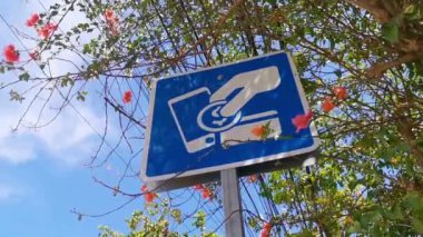 Playa del Carmen Quintana Roo Meksika 'da park yeri ödeme talebi için trafik işareti.