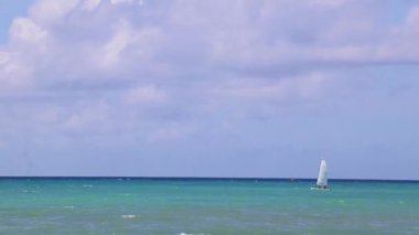 Playa del Carmen Quintana Roo Meksika 'da Karayip Denizi' nde yelken açmak.