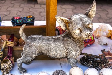 Playa del Carmen Quintana Roo Meksika 26 numara. Mart 2021 Meksikalılar ve Maya hatıraları Playa del Carmen Quintana Roo Meksika 'daki La Quinta Avenida turistik caddesindeki dükkanda..